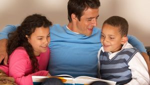 Read more about the article זה כל הסיפור – מדוע כדאי להקפיד להקריא לילדים ספרים, גם כשחיים בבתים נפרדים